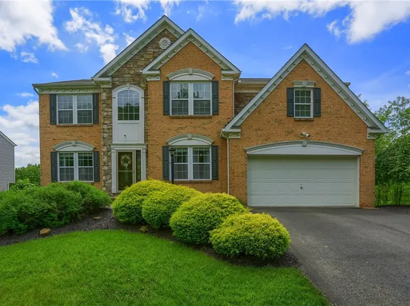 8014 Maureen Dr, Cranberry Township, PA 16066
