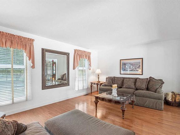 5th image of 4 Sullivan Oaks Pl