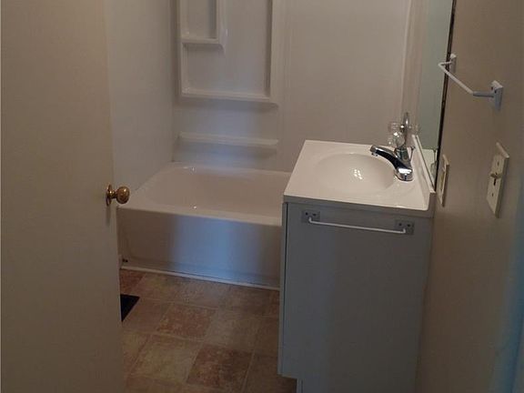 5th image of 910 Twin Circle Dr