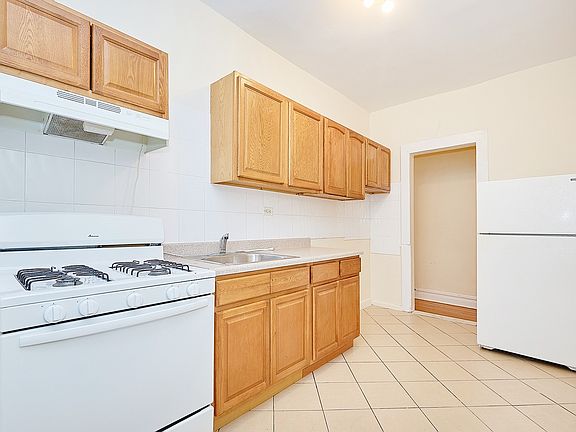 3rd image of 2604 University Ave APT 4A