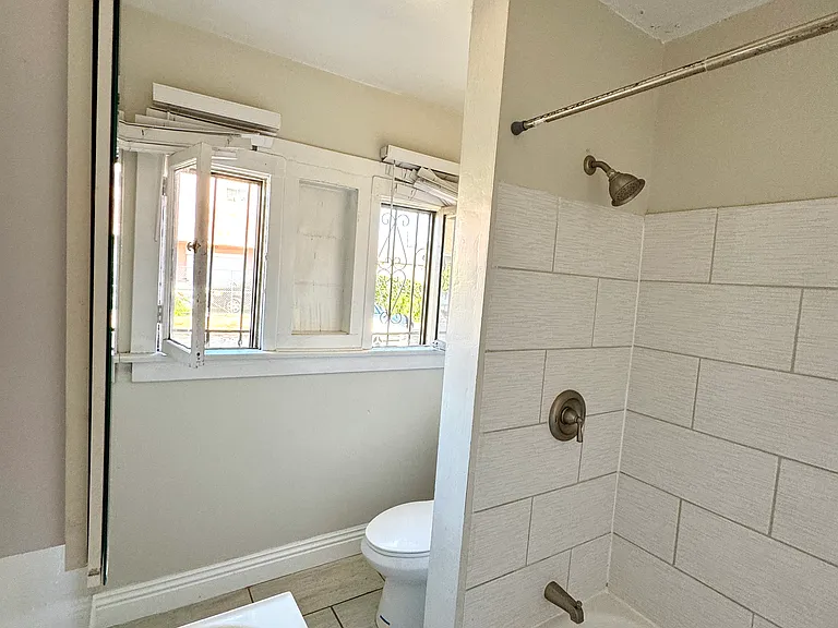 4216 Woodlawn Ave #4216 — Photo 8