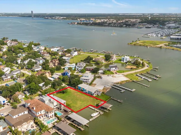 203 Blue Point Rd, Clear Lake Shores, TX 77565