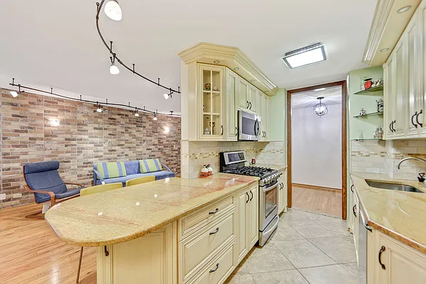 Sold by ListingMule LLC | media 12