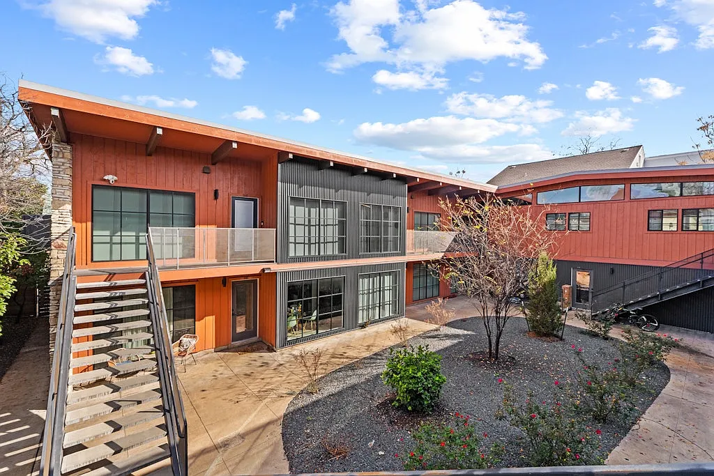 Building Photo - 400 E 30th St #205