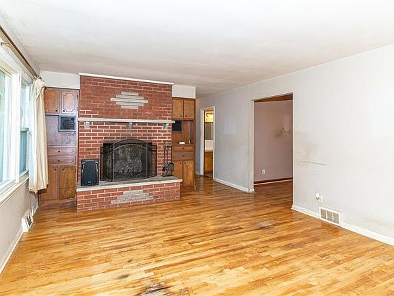 3rd image of 226 Heather Dr