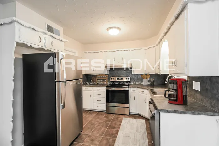 4721 Leslie Dr — Photo 2