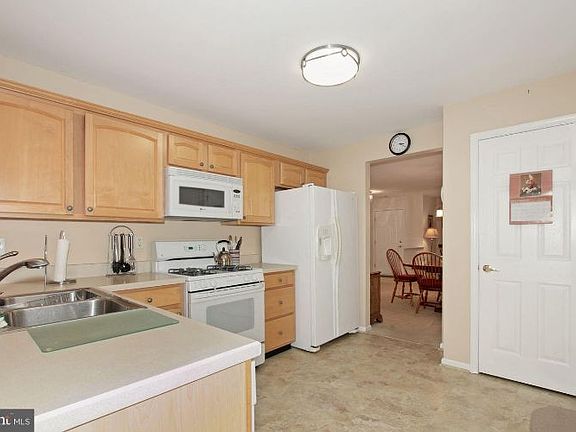 5th image of 660 E Chancery Ln