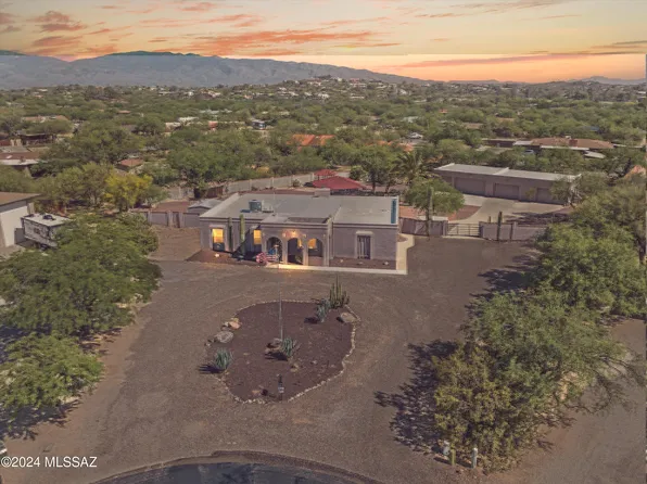 9520 E Quiet Pl, Tucson, AZ 85749