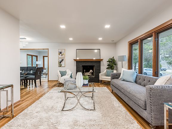 3rd image of 307 E Blodgett Ave