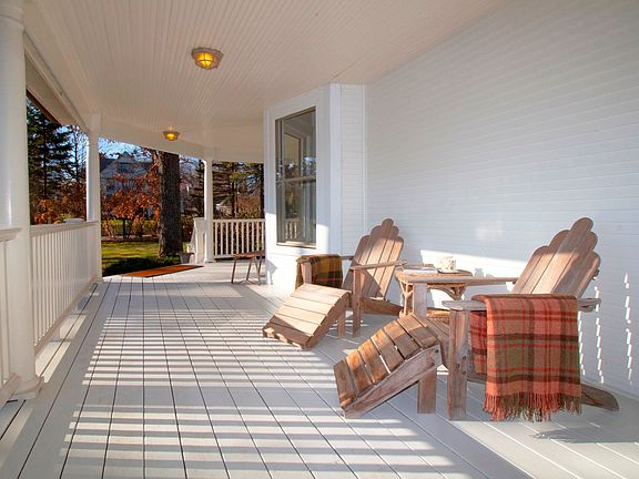 Porch that extends across all four sides