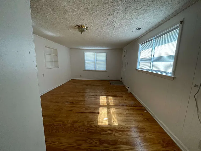 104 Brock St — Photo 35