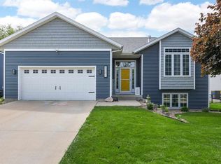 8001 Turtlerun Dr NE, Cedar Rapids, IA 52402