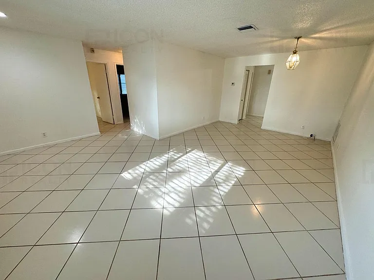 61 SW 34th Ave — Photo 4