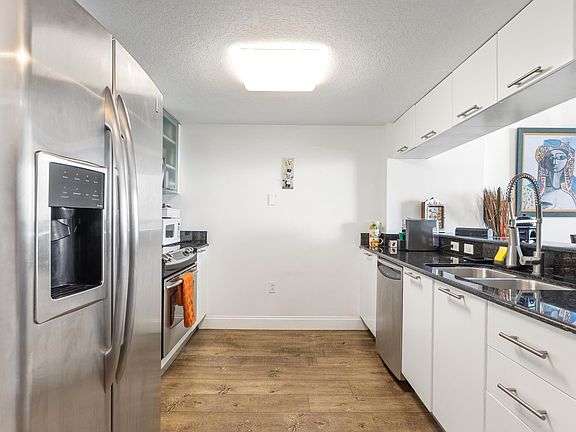 3rd image of 1800 N Bayshore Dr APT 3806