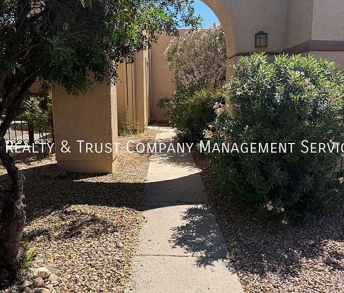 709 W Millbrook Ln — Photo 3