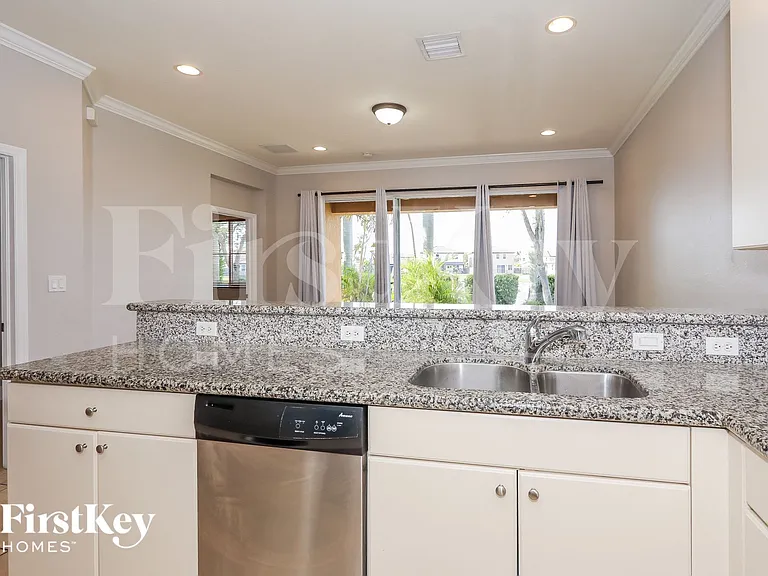 158 SE 22nd Ave — Photo 8