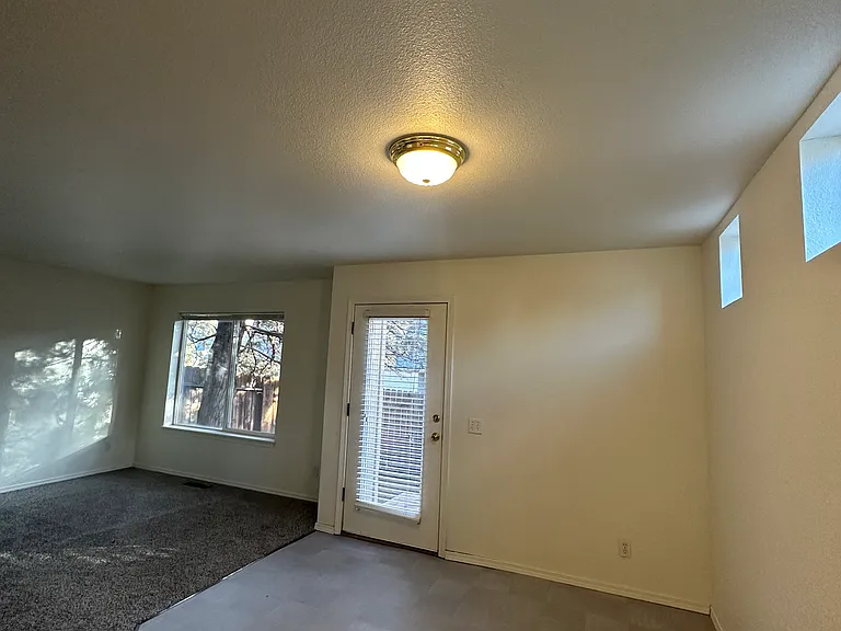 985 NE Hidden Valley Dr — Photo 2