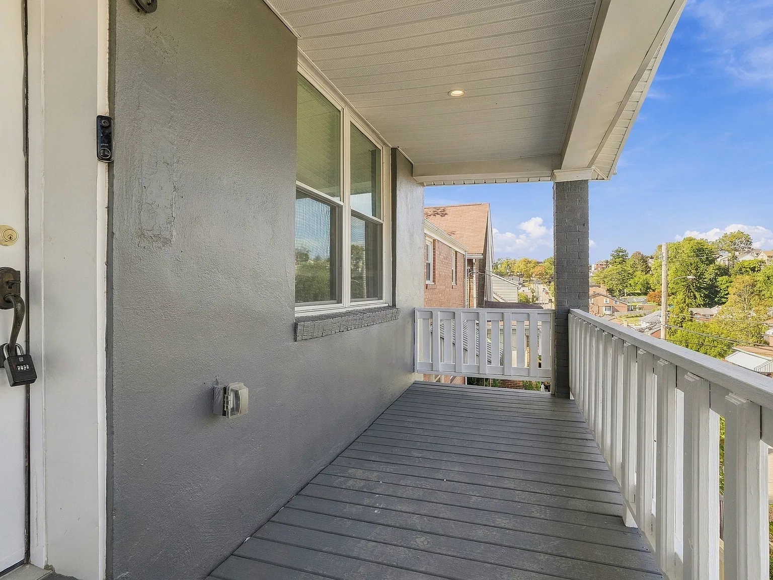 3 bed, 2.5 bath, 1600 sqft, $2,100 — Photo 2