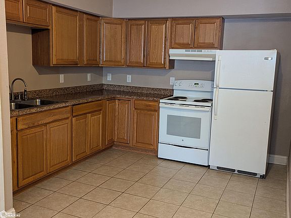 3rd image of 727 W Burlington Ave