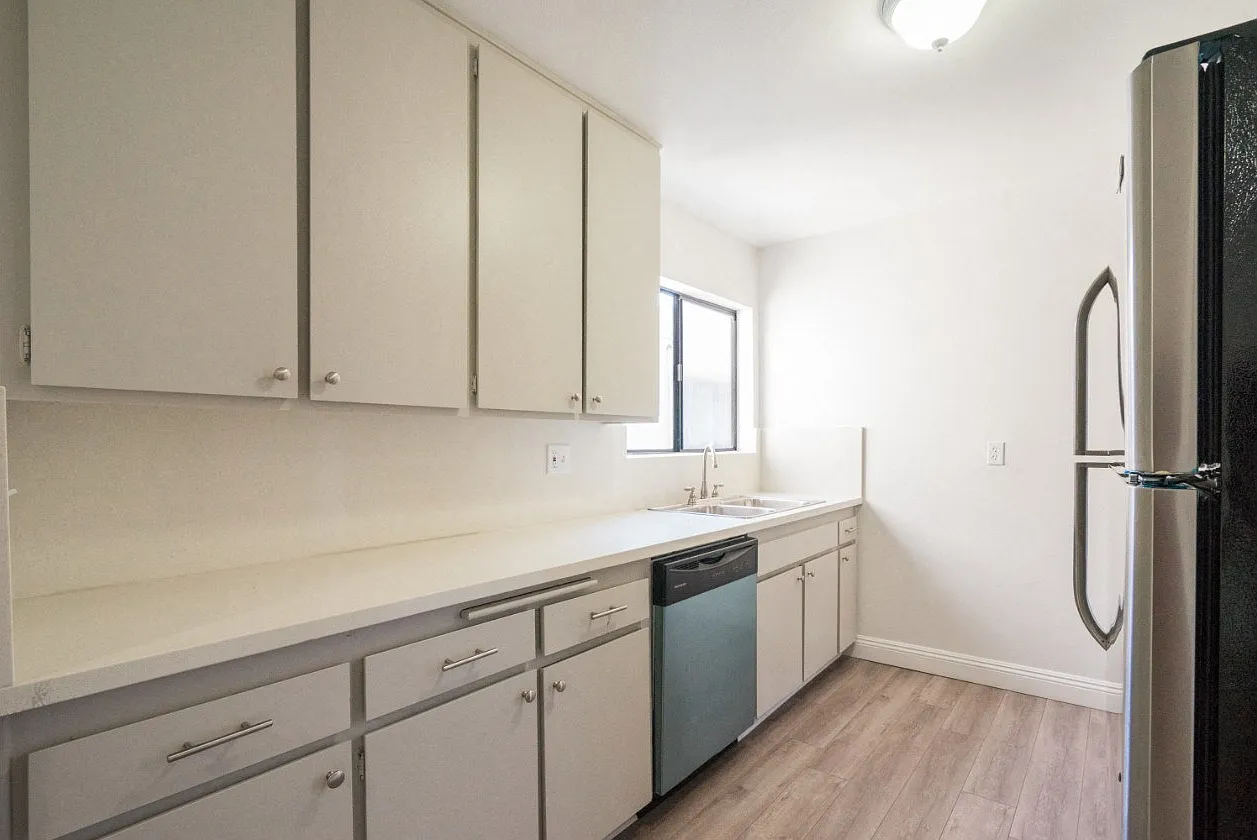 2041 N. Commonwealth Ave. — Photo 1