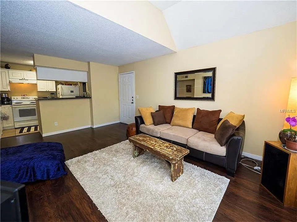 345 Lakepointe Dr #301