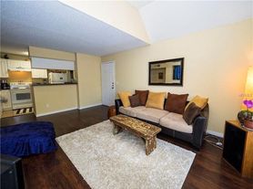 345 Lakepointe Dr, Altamonte Springs, FL