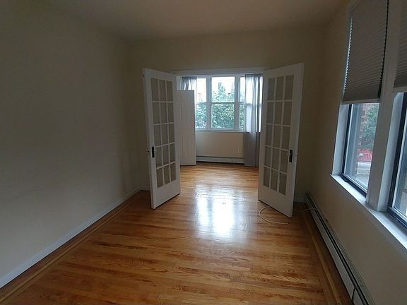 4th image of 2848 38th St APT 2F
