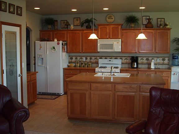 Tile flooring in kitchen / eating area.