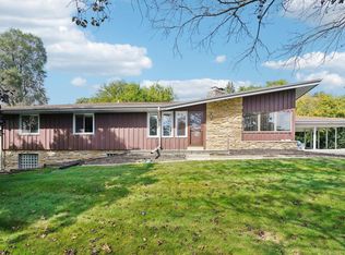 N94W15652 Ridgeview Dr, Menomonee Falls, WI 53051