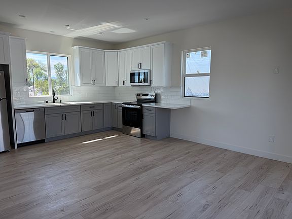 3rd image of 7538 Cozycroft Ave