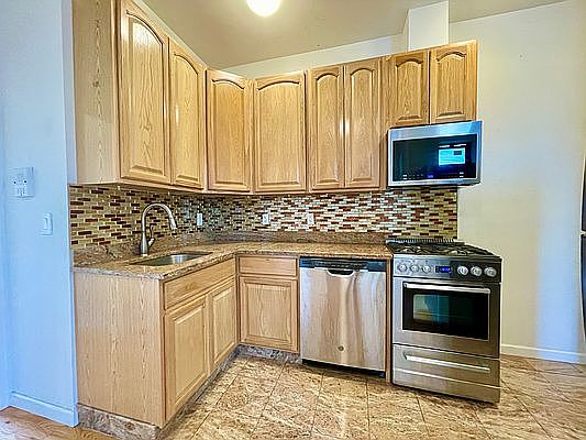 4th image of 136 McKibbin St #15