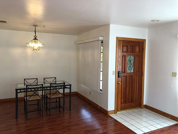 Entrance / dinning area