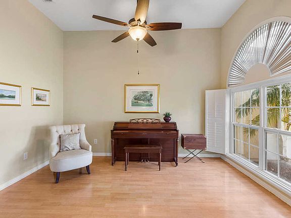 4th image of 132 Crosscove Cir