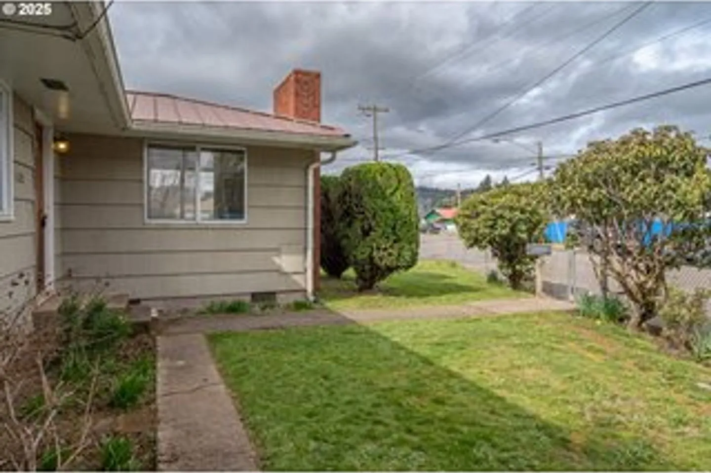 Charming 3 Bdrm, 1 Bath House across the street from Myrtle Crest Elementary! — Photo 3