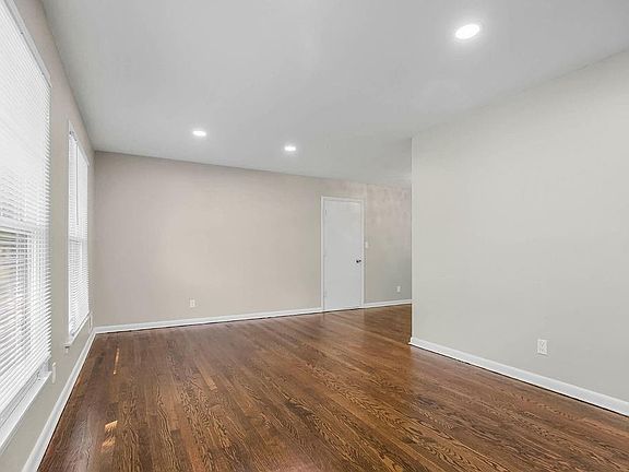 4th image of 9918 Campbell St