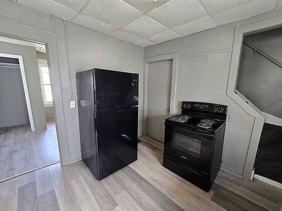 3rd image of 211 Manson St