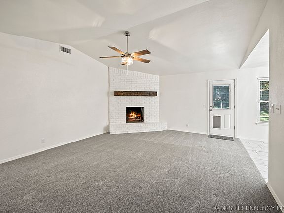 4th image of 2600 E Fort Worth St