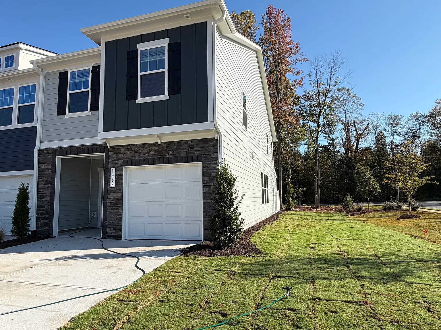 3 bed, 2.5 bath, 1710 sqft, $2,100 — Photo 2