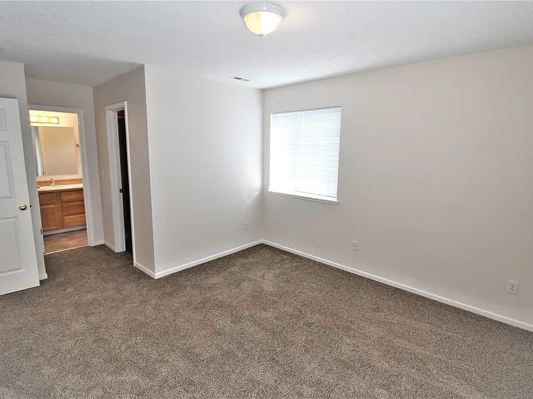 2141 S Stephen Ave #202 — Photo 10