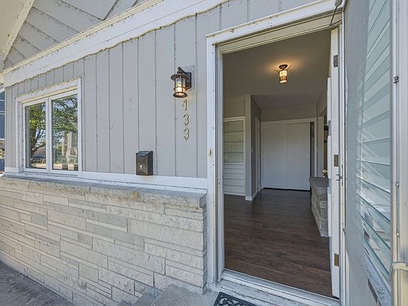 4th image of 133 W Maple St