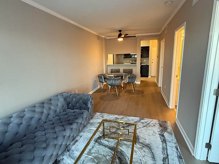 2009 Greene St #203 — Photo 1
