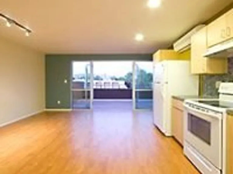115ct - Bricklight Courtyard Apartments — Photo 10