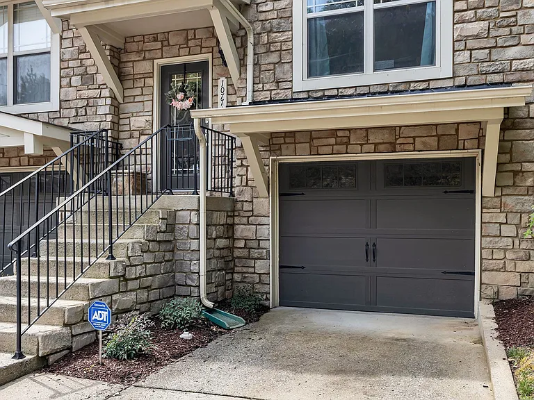 1077 Woodbury Falls Dr — Photo 3