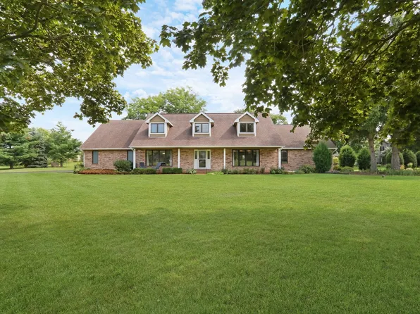 2 Essex Ct, Hawthorn Woods, IL 60047