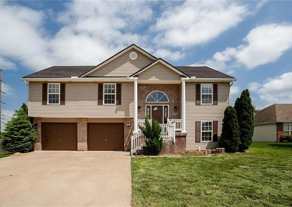 1st image of 705 SW Woodland Cir