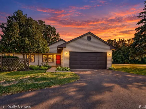 7830 Oakland Pl, Waterford, MI 48327