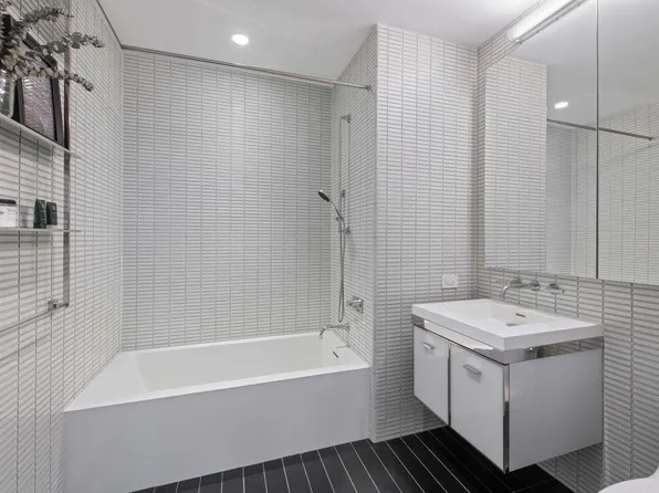 1 Manhattan Square image 13 of 35