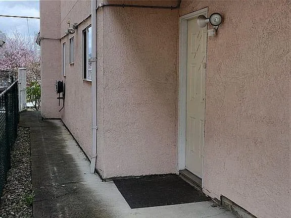 Private entrance to the unit - 4998 Dominion St