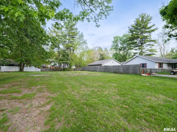 203 Gunion Ave, Pekin, IL 61554
