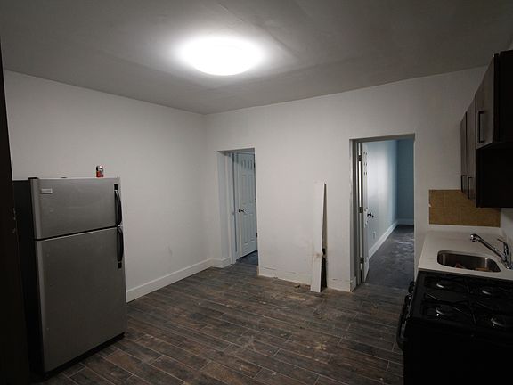 4th image of 320 Bedford Ave